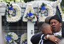 Familiares de Mark Duggan se abrazan junto a su f&eacute;retro