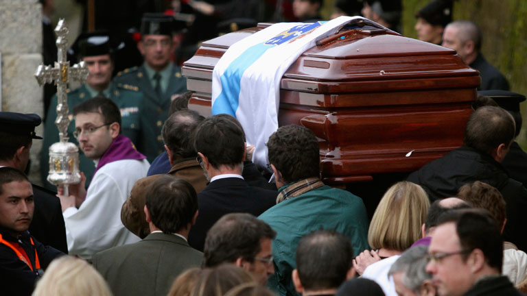 Familiares y personalidades del PP dan el &uacute;ltimo adi&oacute;s a Fraga en Perbes