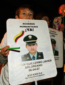 FAMILIARES DE SECUESTRADOS POR LAS FARC CAMINAN POR UNA C&Eacute;NTRICA VIA DE BOGOT&Aacute;