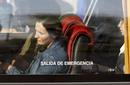 Familiares de las v&iacute;ctimas abandonan IFEMA en autob&uacute;s