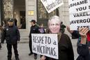 FAMILIARES DE V&Iacute;CTIMAS DEL FRANQUISMO APOYAN A GARZ&Oacute;N A LAS PUERTAS DEL CGPJ
