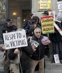 FAMILIARES DE V&Iacute;CTIMAS DEL FRANQUISMO APOYAN A GARZ&Oacute;N A LAS PUERTAS DEL CGPJ
