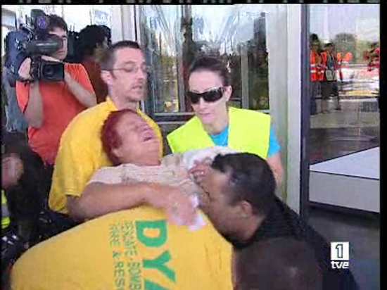 Ver v&iacute;deo  'Los familiares de las victimas intentan mantener la entereza'