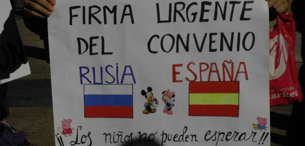 Las familias españolas han pedido durante estos meses la firma "urgente" del convenio.