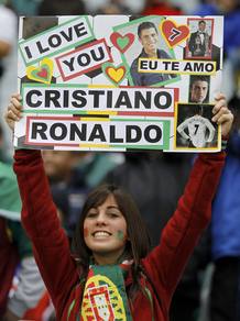 Cristiano Ronaldo es el &iacute;dolo de la afici&oacute;n portuguesa.