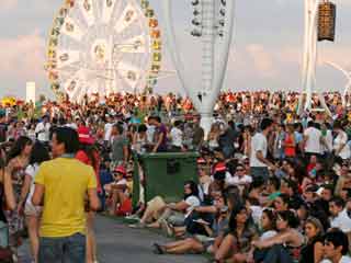 Ver v&iacute;deo  'Los fans esperan a Calle 13, Rihanna y Shakira'