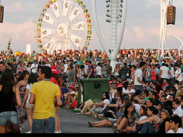 Los fans esperan a Calle 13, Rihanna y Shakira