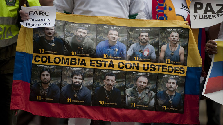 Las FARC anuncian que proscriben la pr&aacute;ctica del secuestro y que liberar&aacute;n a diez rehenes