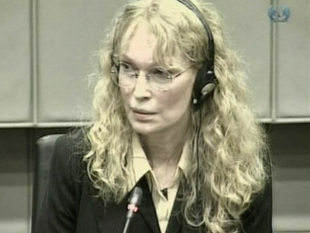 Mia Farrow escuch&oacute; a Campbell decir que Charles Taylor le hab&iacute;a regalado un "diamante enorme"