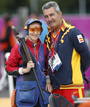 La tiradora espa&ntilde;ola F&aacute;tima G&aacute;lvez posa con su entrenador Jos&eacute; Luis P&eacute;rez antes de competir en la ronda clasificatoria para la final de foso ol&iacute;mpico de los Juegos Ol&iacute;mpicos.