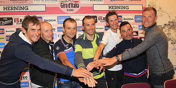 Los favoritos del Giro posan juntos en la rueda de prensa en Herning.