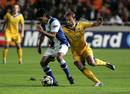 Falcao, autor del gol del Oporto, ante la presi&oacute;n del griego del Apoel Christos Kontis.