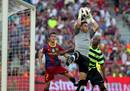 El guardamete del H&eacute;rcules, Juan Calatayud, bloquea el bal&oacute;n ante la presencia de David Villa.