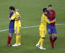 Xavi abraza a su excompa&ntilde;ero, Belletti, mientras Piqu&eacute; hace lo mismo con Malouda, del Chelsea.