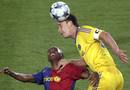 Samuel Etoo pelea por un bal&oacute;n con el defensa del Chelsea, John Terry.