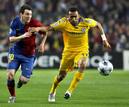 Lionel Messi y Jos&eacute; Bosingwa pugnan por el bal&oacute;n.
