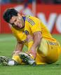El centrocampista alem&aacute;n del Chelsea, Michael Ballack, se lleva la mano a su tobillo, tras golpearse en una jugada del encuentro.