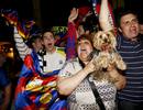 Seguidores del FC Barcelona celebran, esta noche en Canaletas, la consecuci&oacute;n de la Liga de Campeones despu&eacute;s de que el Bar&ccedil;a ganara al Manchester United por 2-0 en la final jugada en el estadio Ol&iacute;mpico de Roma.