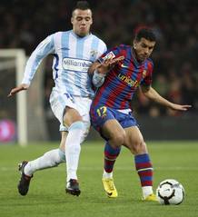 Pedro intenta superar al defensor del M&aacute;laga Edu Ramos.