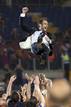 Pep Guardiola es manteado por sus jugadores tras conseguir la victoria en la final de la Liga de Campeones.