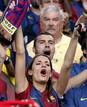 Seguidores del F.C.Barcelona animan a su equipo en la grada del Estadio Ol&iacute;mpico de Roma.