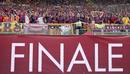 Los aficionados del FC Barcelona animan a su equipo antes del inicio de la final de la Liga de Campeones.