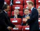 El presidente de la UEFA, Michel Platini, conversa el pr&iacute;ncipe Guillermo de Inglaterra.