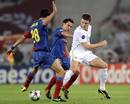 Michael Carrick lucha por el bal&oacute;n con Sergio Busquets.
