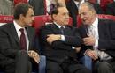 El primer ministro italiano, Silvio Berlosconi, charla con el rey Juan Carlos y con el Presidente del Gobierno, Jos&eacute; Luis Rodr&iacute;guez Zapatero.