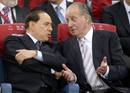 El primer ministro italiano, Silvio Berlosconi, charla con el rey Juan Carlos en el palco del estadio Ol&iacute;mpico de Roma.