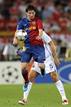 Rio Ferdinand lucha por el bal&oacute;n con el delantero argentino del F.C.Barcelona Lionel Messi.