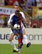 OShea lucha por el bal&oacute;n con el delantero camerun&eacute;s del F.C.Barcelona Samuel Etoo.