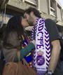 Una pareja de aficionados, ella del FC Barcelona y &eacute;l del Real Madrid, se besan momentos antes de comenzar el partido