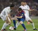 El delantero argentino del FC Barcelona Lionel Messi (c), pelea un bal&oacute;n con el centrocampista Xabi Alonso (detr&aacute;s) y el defensa alvaro Arbeloa