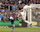 El centrocampista del FC Barcelona Xavi Hern&aacute;ndez (i), pelea un bal&oacute;n con el centrocampista del Real Madrid Xabi Alonso