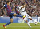 El delantero del FC Barcelona Christian Tello (i), pelea un bal&oacute;n con el centrocampista argentino del Real Madrid, Angel di Mar&iacute;a