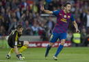 Xavi Hern&aacute;ndez reclama saque de esquina al &aacute;rbitro tras un remate a porter&iacute;a