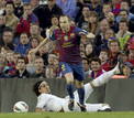 El centrocampista del FC Barcelona Andr&eacute;s Iniesta elude la entrada del centrocampista alem&aacute;n del Real Madrid, Sami Khedira