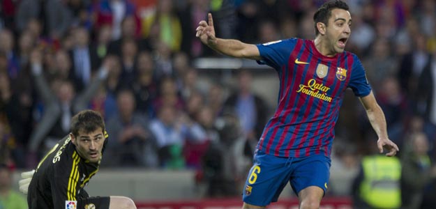 El centrocampista del FC Barcelona Xavi Hern&aacute;ndez (d), junto al portero del Real Madrid, Iker Casillas