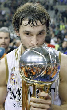 Sergio Llull celebra la victoria de su equipo en la Copa del Rey de baloncesto. Sergio Llull celebra la victoria de su equipo en la Copa del Rey de baloncesto.