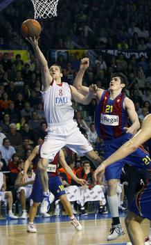 Rakocevic intenta eludir la defensa del ala pívot turco Ersan Ilyasova. Rakocevic intenta eludir la defensa del ala pívot turco Ersan Ilyasova.