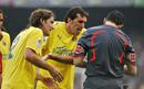 Gonzalo Rodr&iacute;guez y Diego God&iacute;n protestan al &aacute;rbitro del encuentro, Fernando Teixeira Vitienes.
