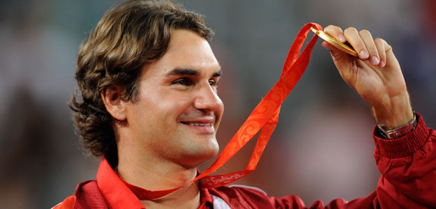 Federer muestra orgulloso su medalla de oro durante la ceremonia de entrega.