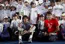 Rafa Nadal posa junto a un grupo de ni&ntilde;os antes del encuentro.