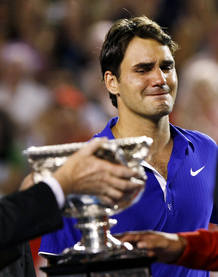 Federer no agunta m&aacute;s y se desploma emocionalmente.