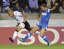 Feghouli del Valencia y Buffel del Genk disputan un bal&oacute;n en el debut del equipo ch&eacute; esta temporada en la Champions
