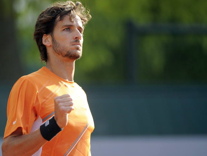 Feliciano L&oacute;pez celebra un punto ante Marcel Granollers