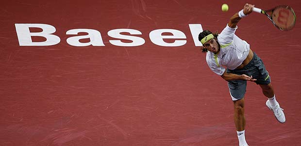 Feliciano Lopez sirve durante la semifinal del torneo de Basilea, ante Roger Federer.