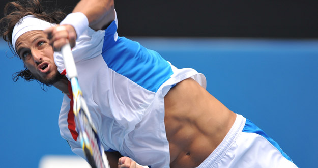 Feliciano Lopez sirve durante su partido frente al estadounidense John Isner al que ha ganado en cinco sets. Feliciano Lopez sirve durante su partido frente al estadounidense John Isner al que ha ganado en cinco sets.