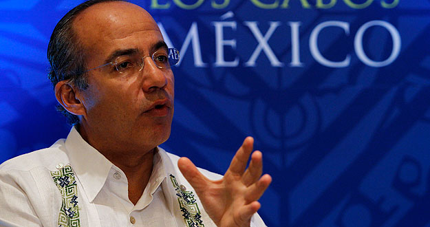 Felipe Calder&oacute;n en una rueda de prensa en Los Cabos (M&eacute;xico)